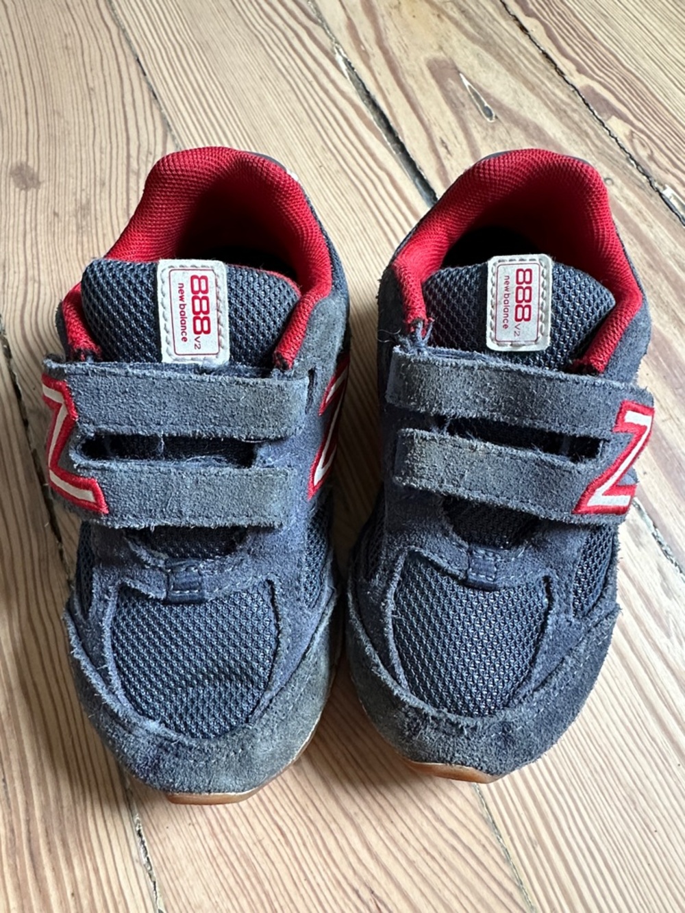 New Balance Kids Navy and Red Hook-and-Loop Sneakers
